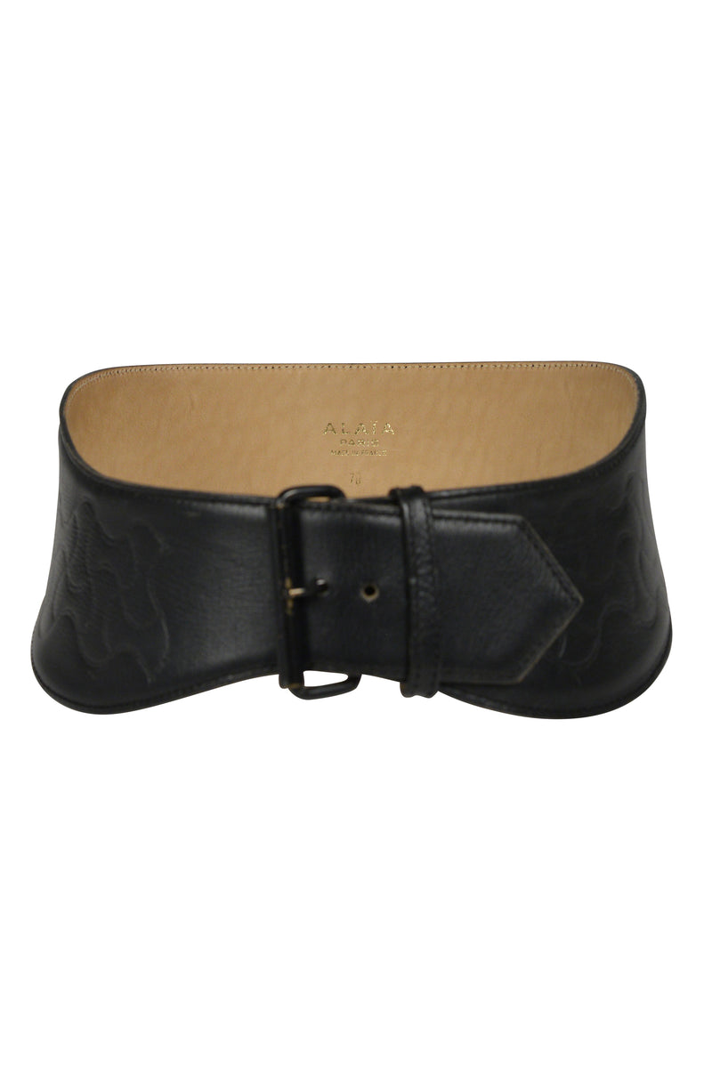 ALAIA BLACK LEATHER CURVE BELT WITH EMBOSSED DETAILS AND BRASS BUCKLE