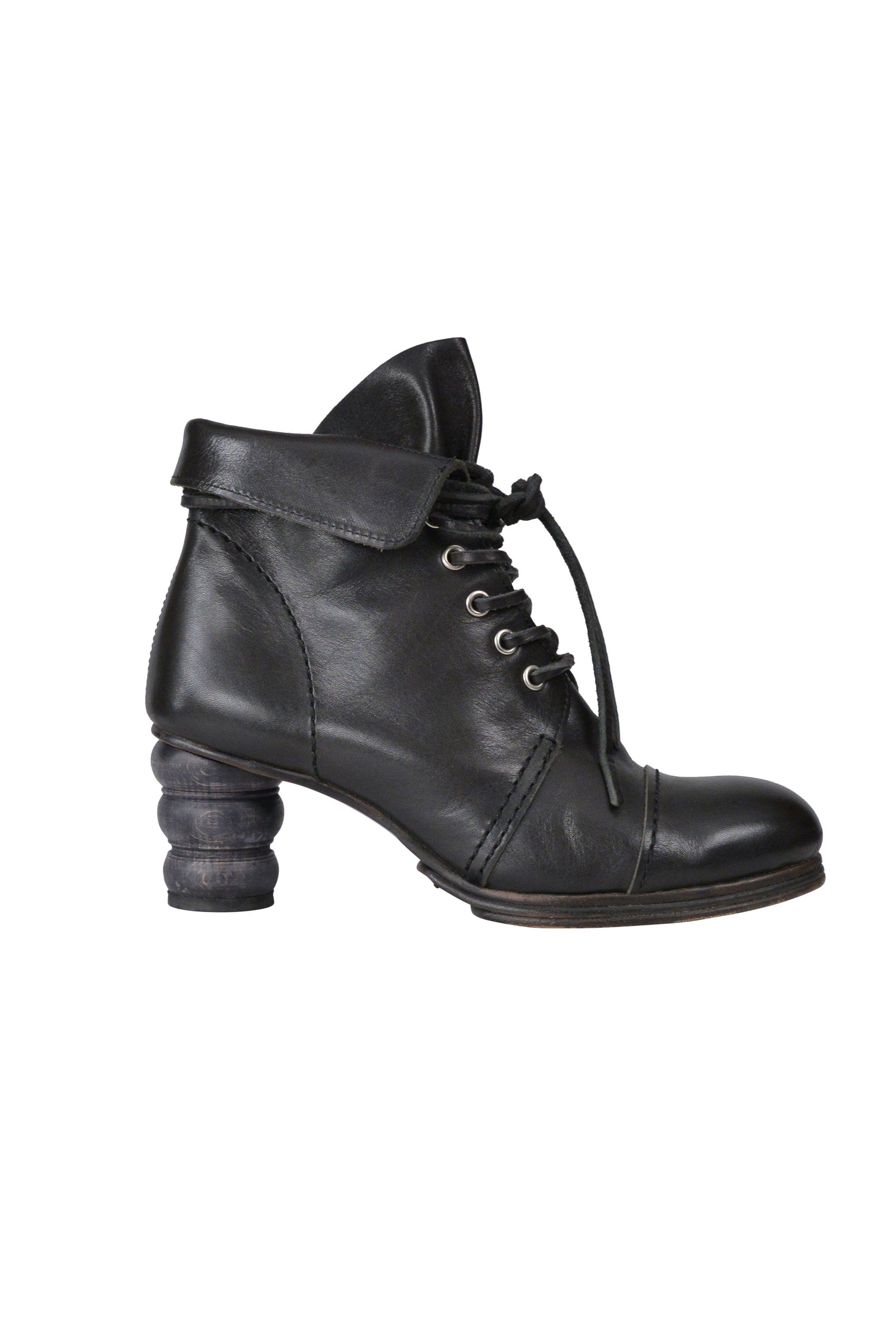 JUNYA WATANABE BLACK LEATHER BOOTS WITH ROUND HEEL 2008