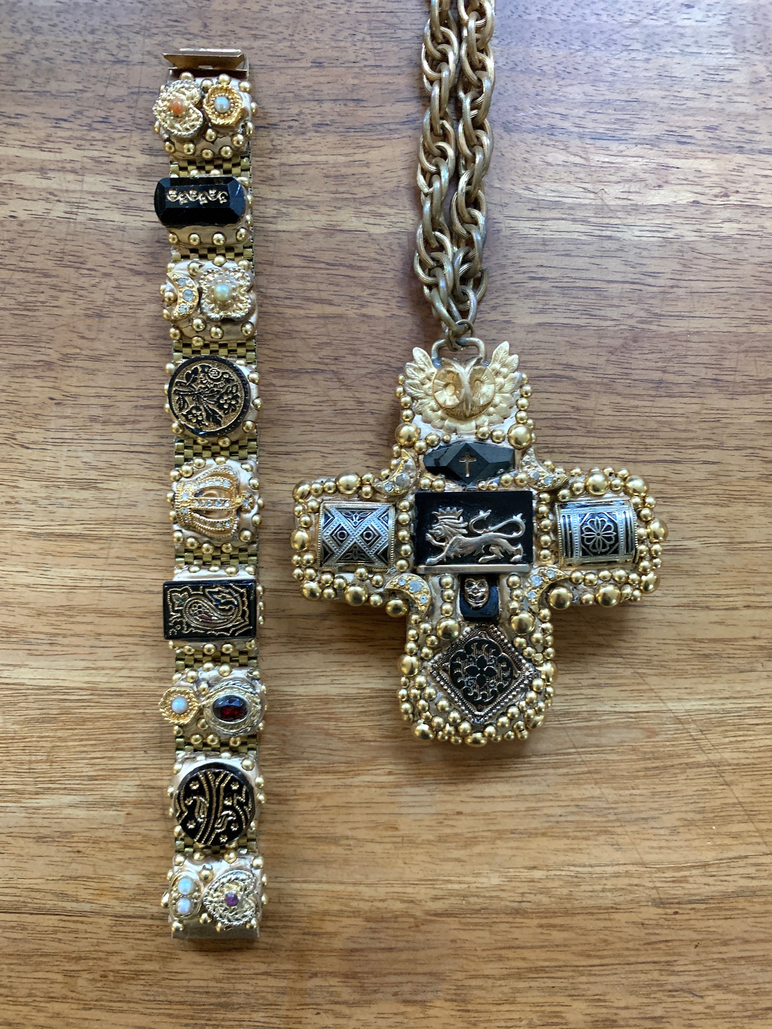 MINADEO ONYX CAMEOS & CRYSTAL CROWN BRACELET