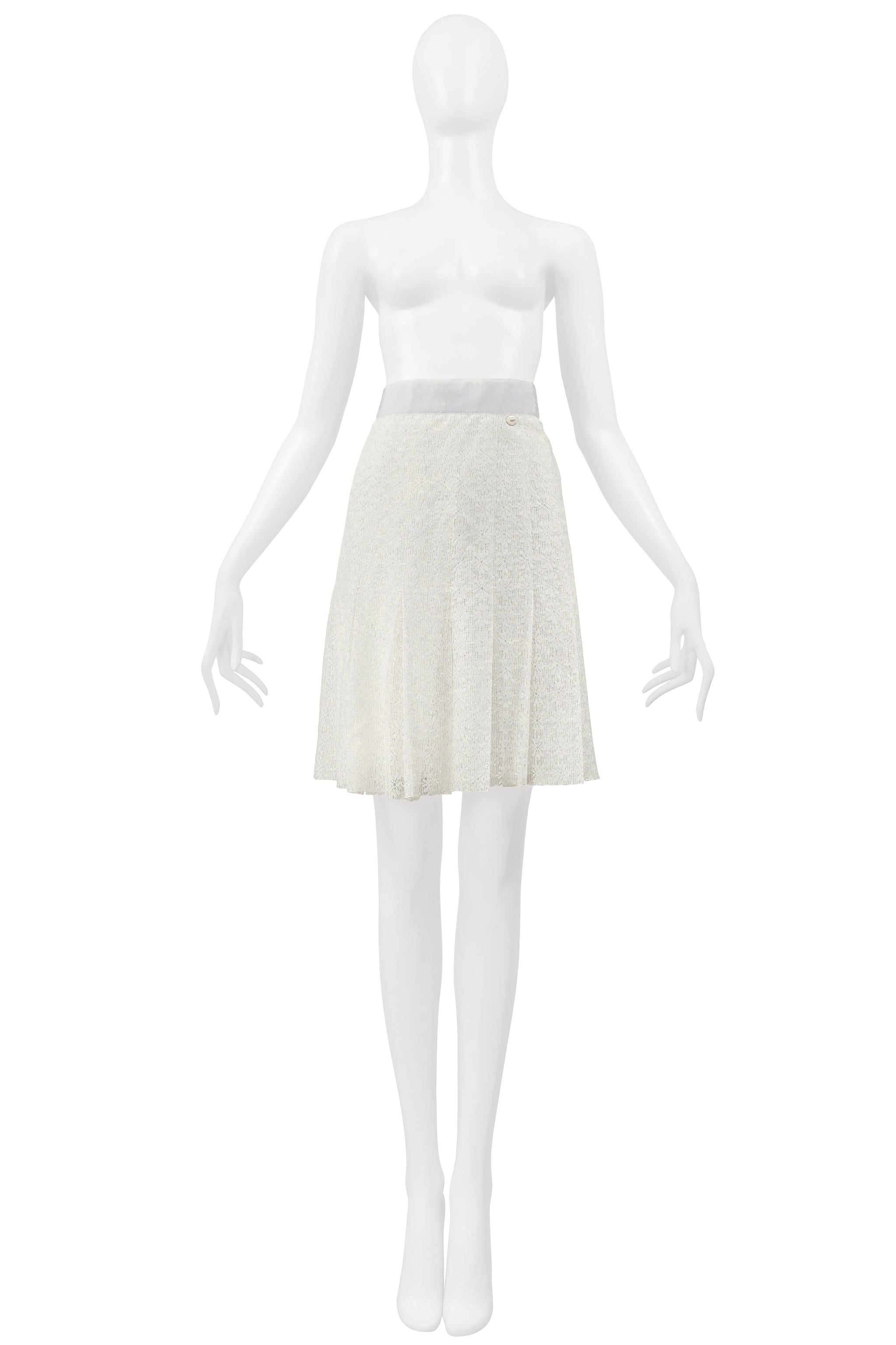 CHANEL WHITE LACE SKIRT WITH ENAMEL BUTTON 2015