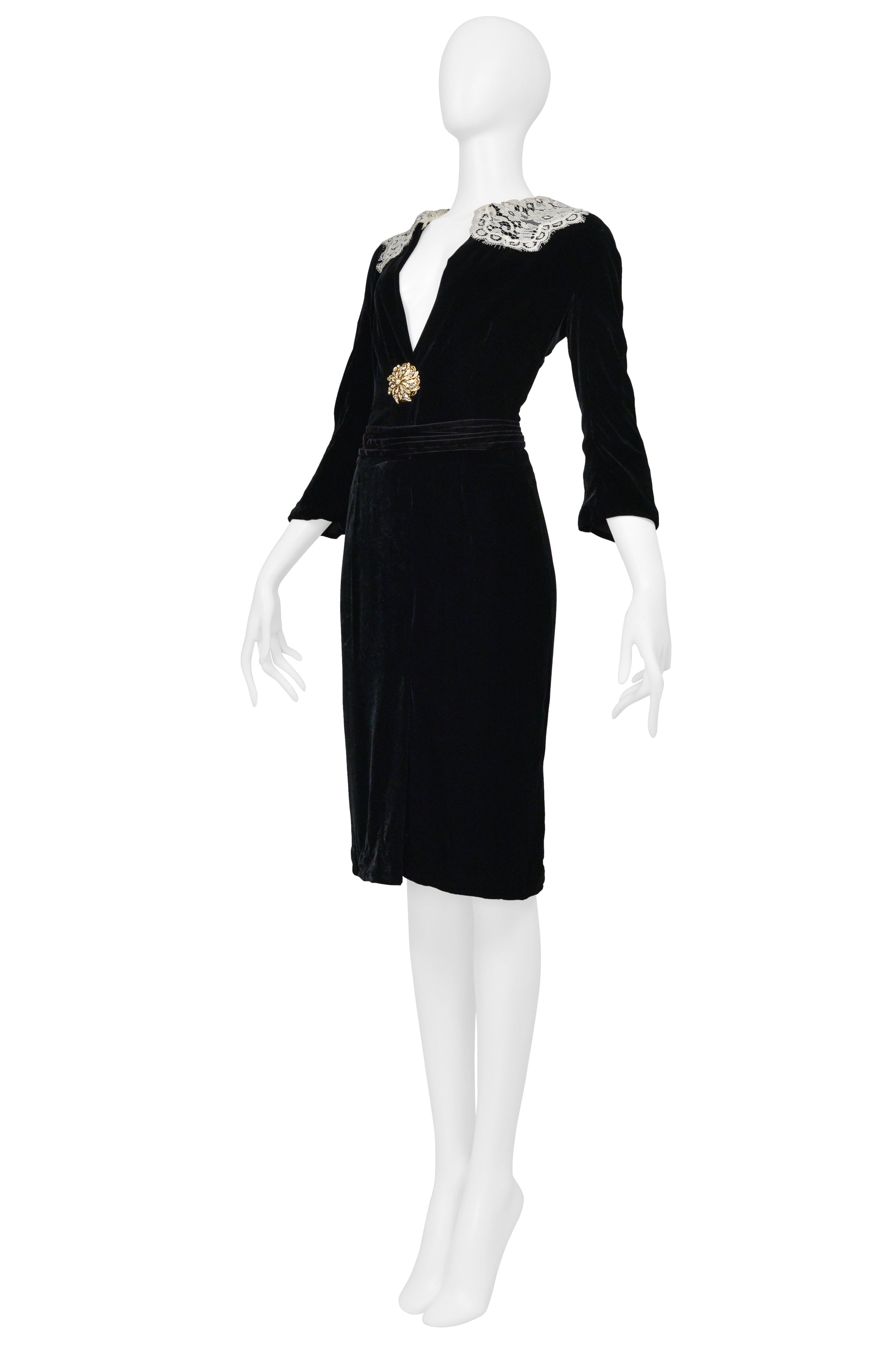 DOLCE & GABBANA BLACK VELVET DRESS WITH WHITE LACE COLLAR AND RHINESTONE BROOCH