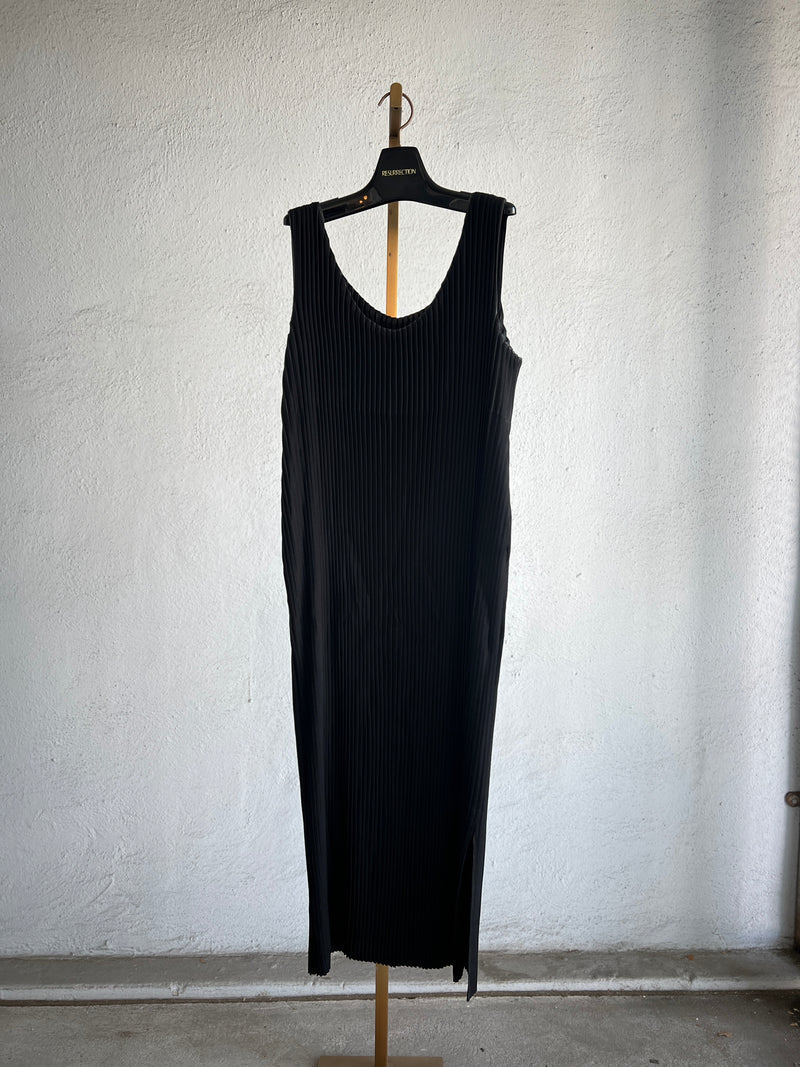 ISSEY MIYAKE  BLACK SOFT PLEATED SLEEVELESS LONG DRESS 1998-99
