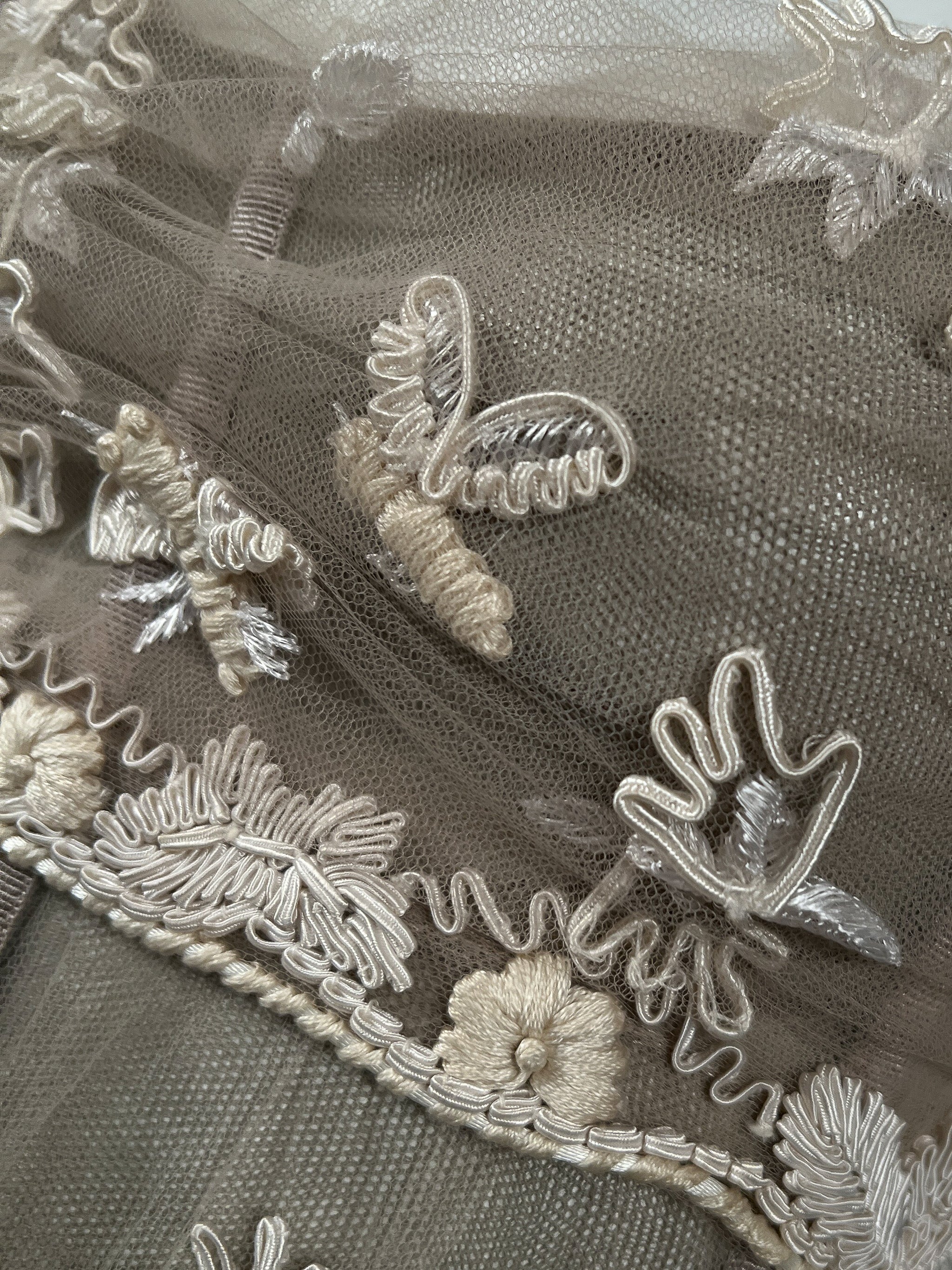 DOLCE & GABBANA OFF-WHITE LACE BUSTIER WITH EMBROIDERY SIDE 2006