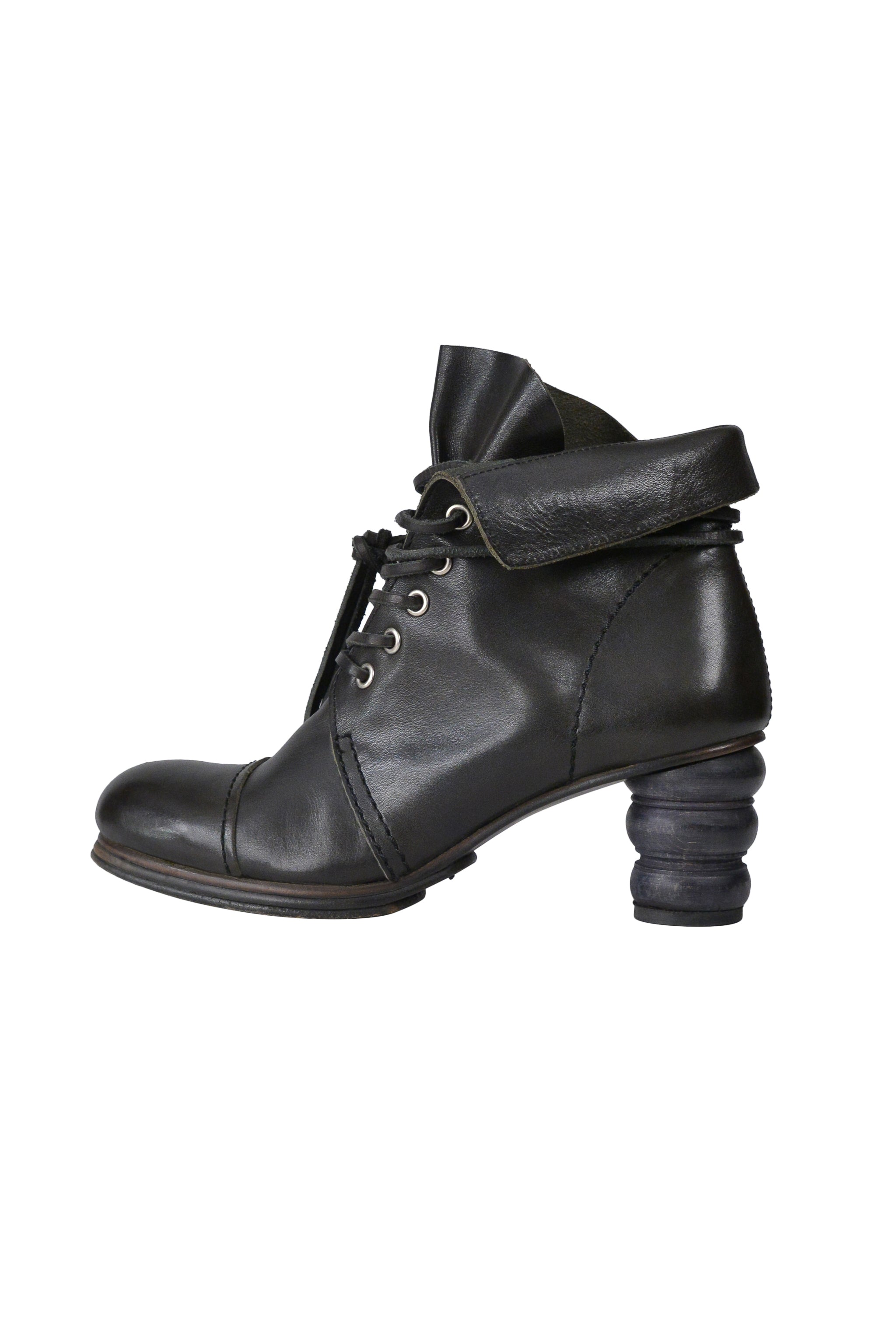 JUNYA WATANABE  BLACK LEATHER BOOTS WITH ROUND HEEL 2008