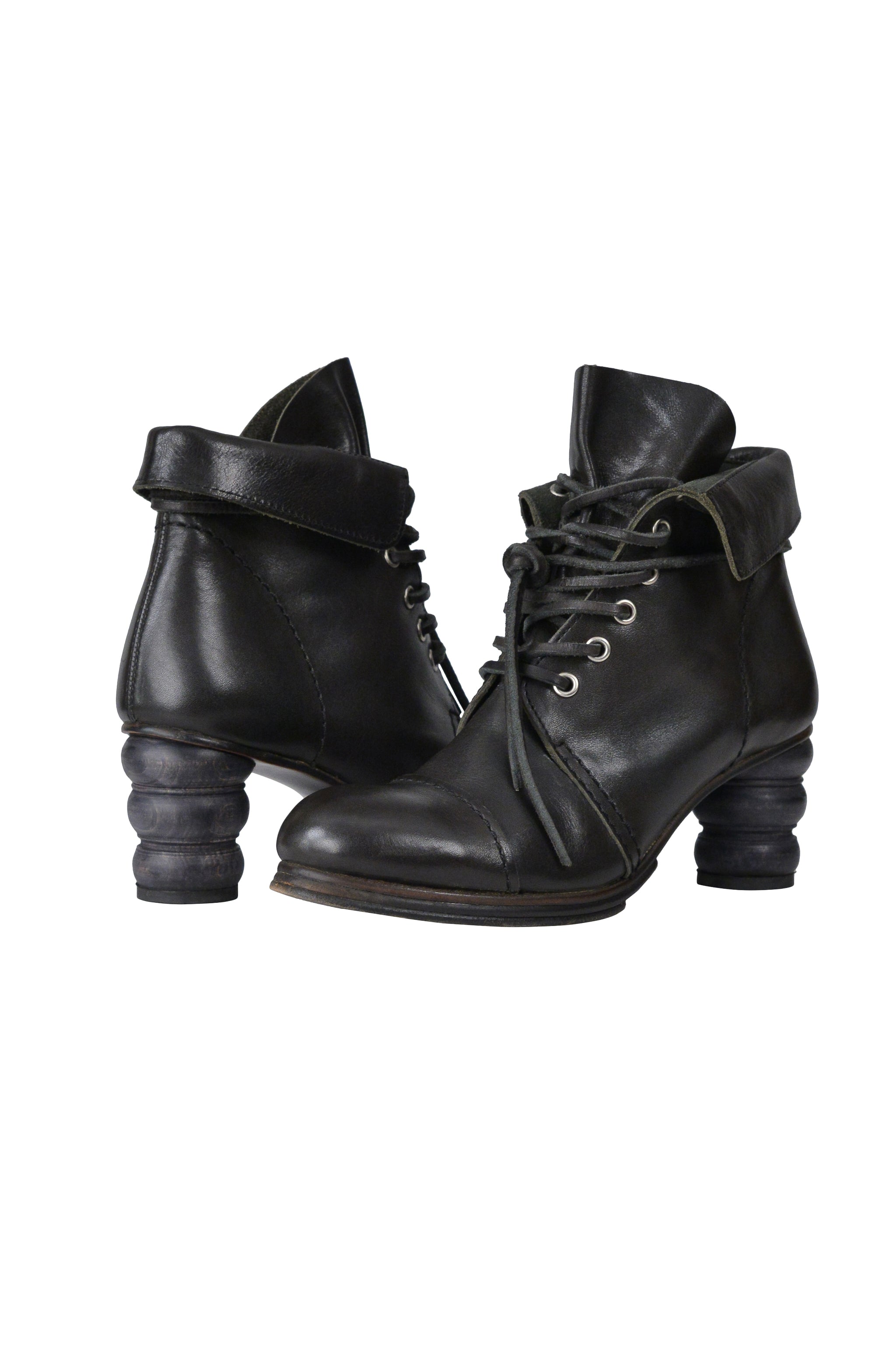 JUNYA WATANABE  BLACK LEATHER BOOTS WITH ROUND HEEL 2008
